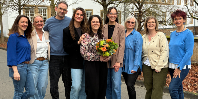 Desponioa Braun neue Schulleitung Despoina Braun bekommt im Kreis des Teams der Pflegeschule einen Blumenstrauß